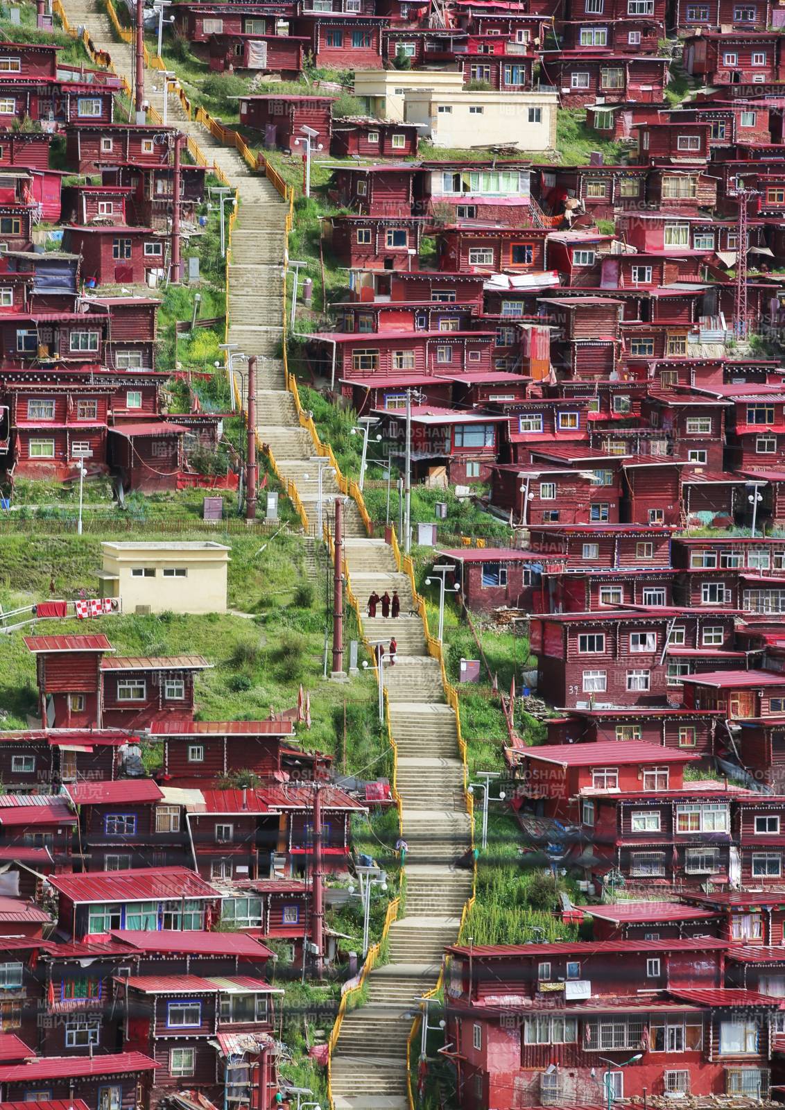 红色山居梯道图片