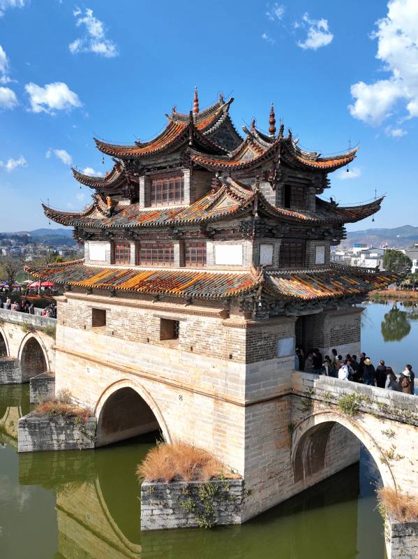 古塔桥影映碧水图片