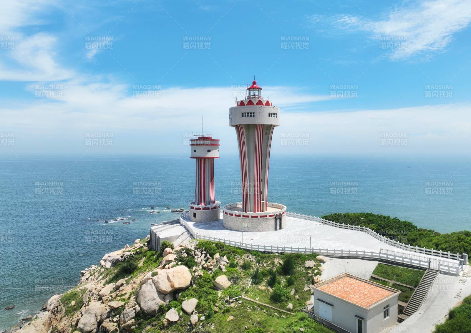 海边双塔风光图片