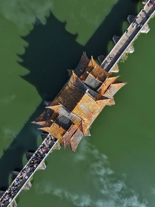 飞檐桥影水天间图片