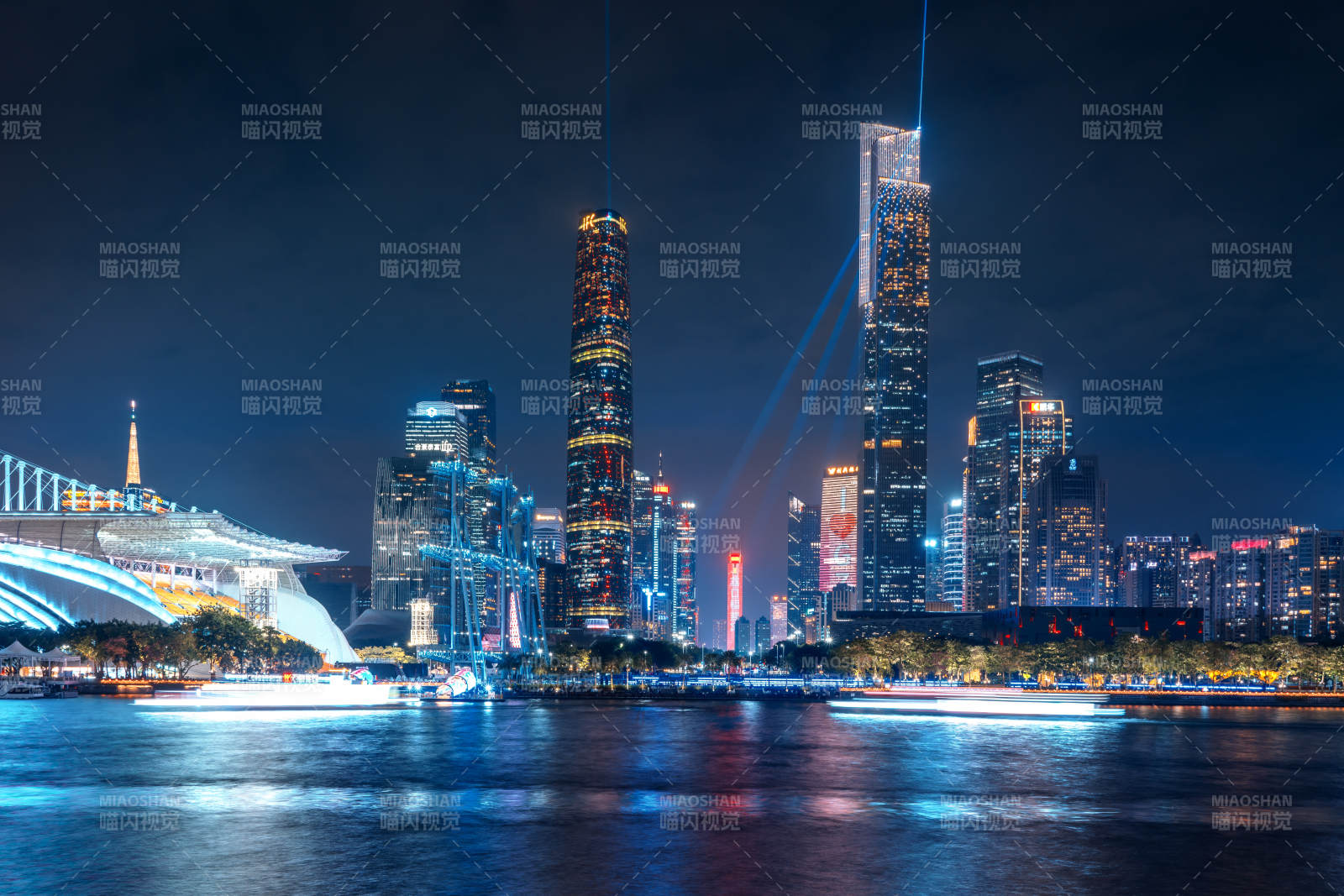 夜幕下的城市天际线图片