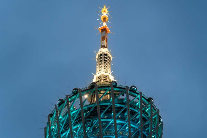 塔尖星辉夜景图片