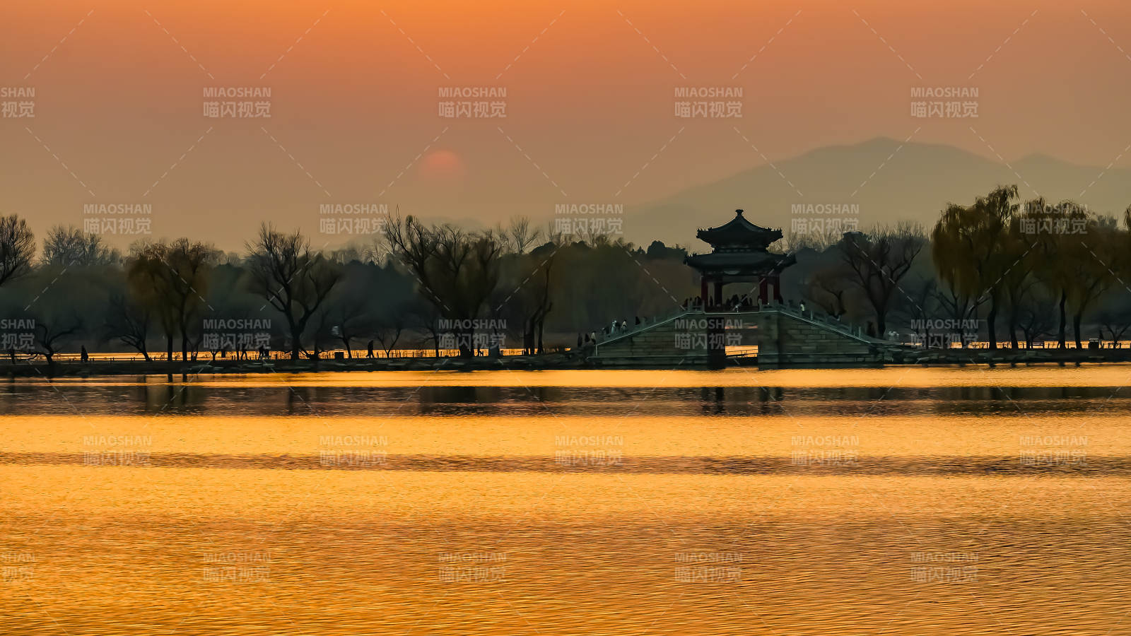 夕阳映湖亭图片