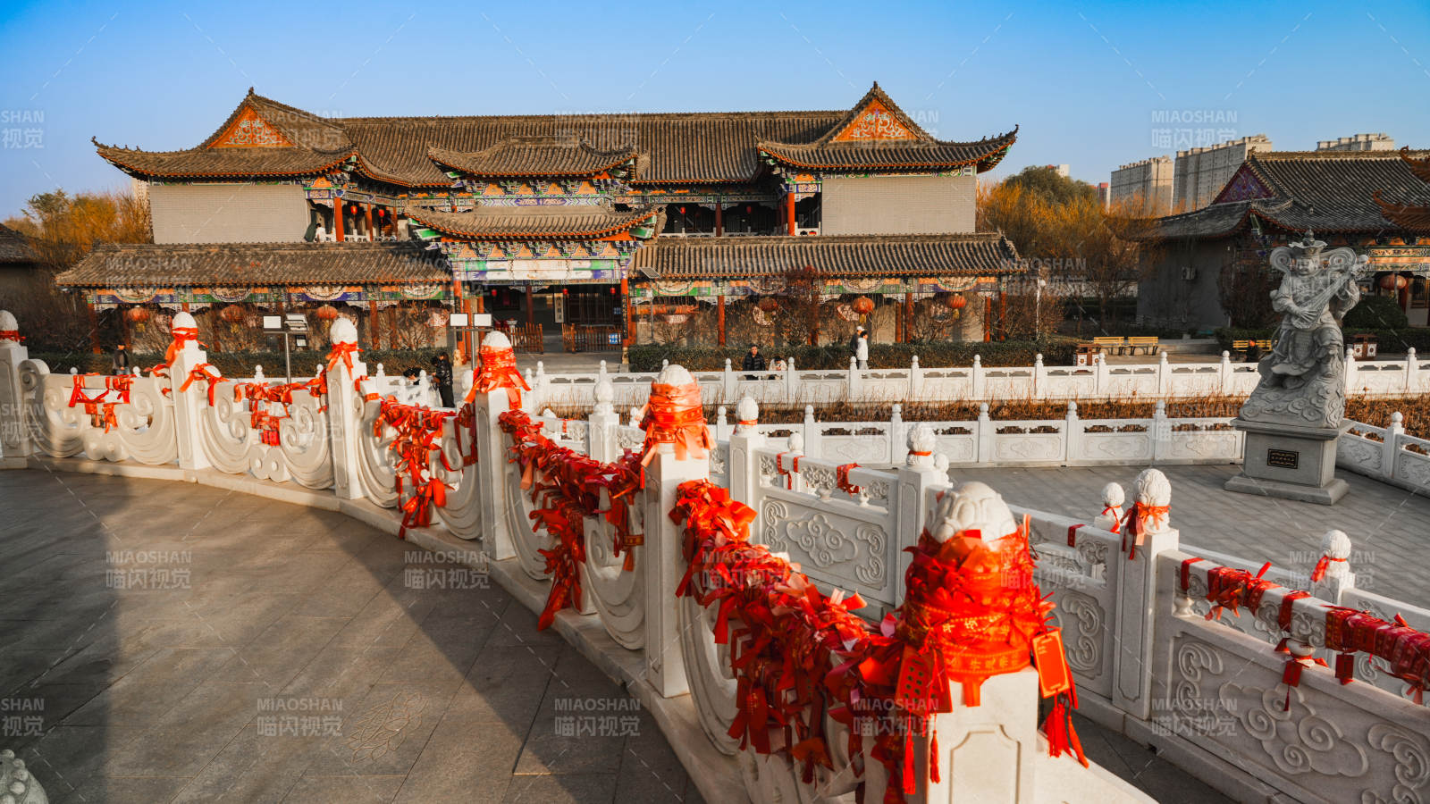 古建筑前红绸飘扬图片