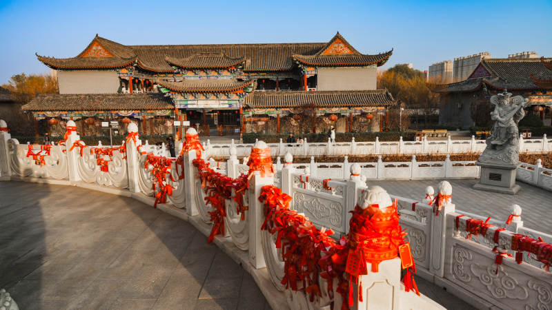 古建筑前红绸飘扬图片