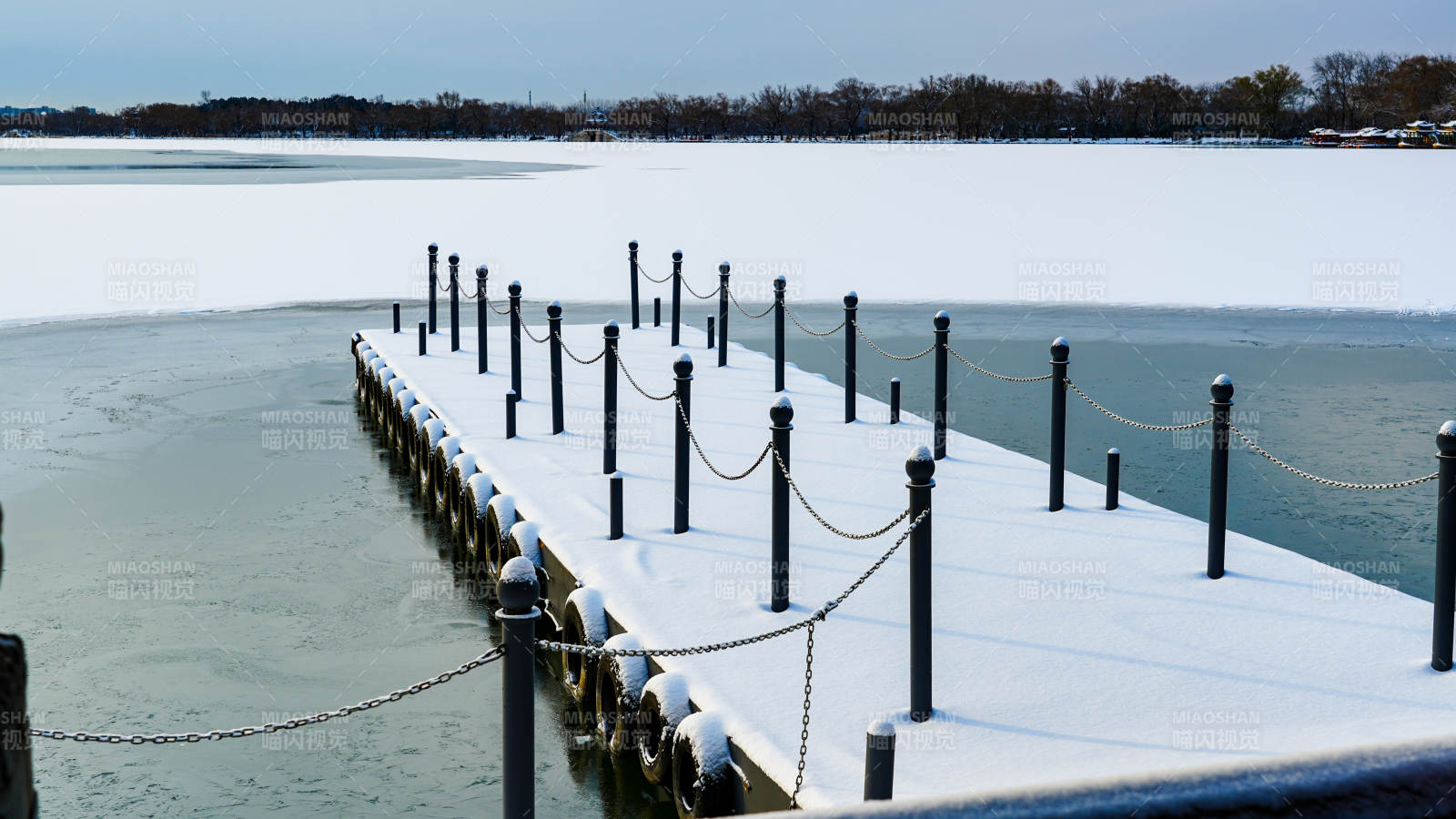 雪覆码头静谧湖图片
