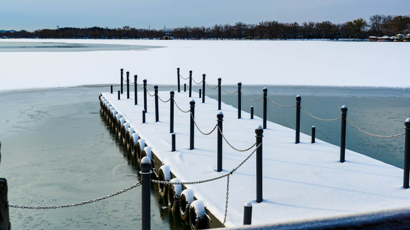 雪覆码头静谧湖图片