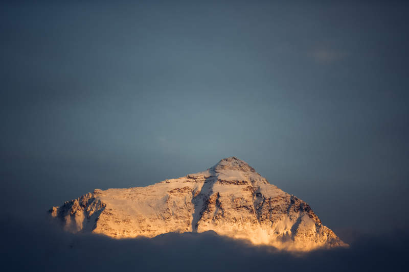 珠穆朗玛峰 雪峰晨光图片