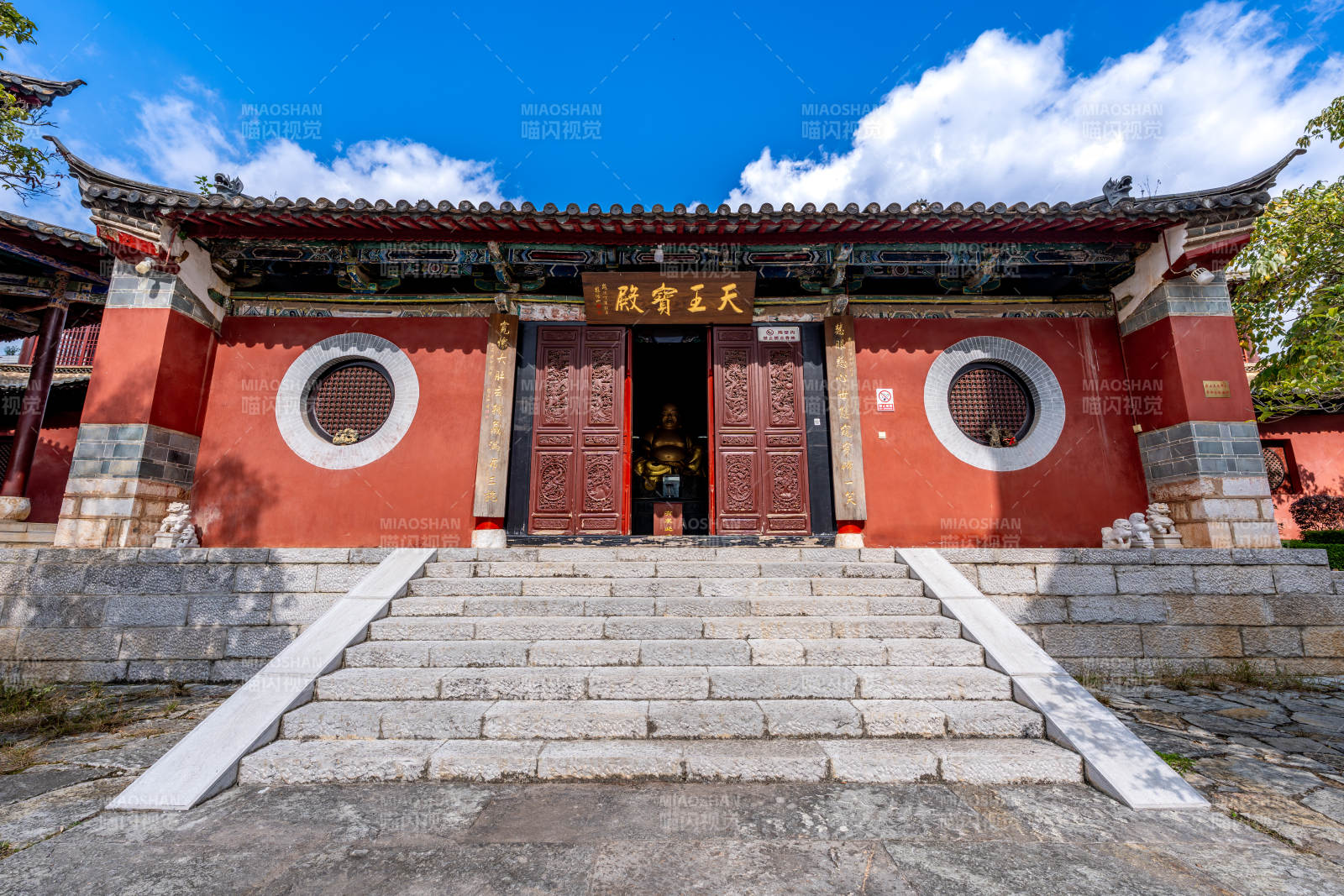 天王殿前石阶巍峨图片