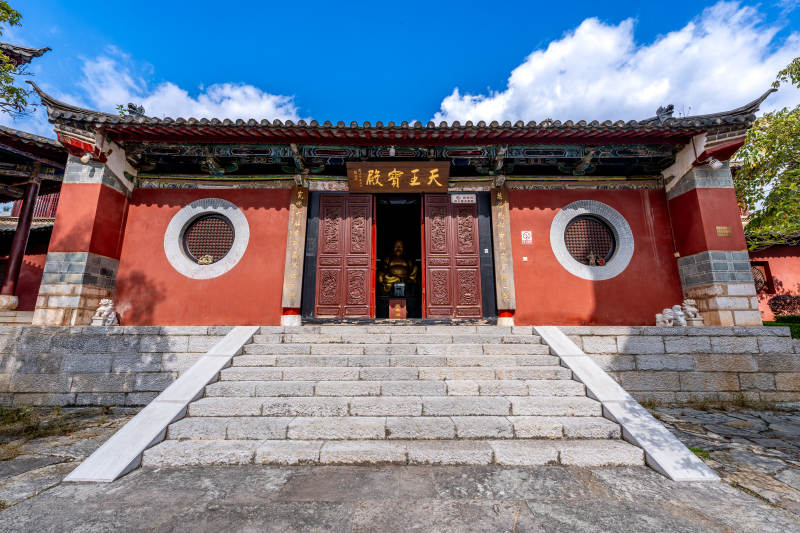 天王殿前石阶巍峨图片