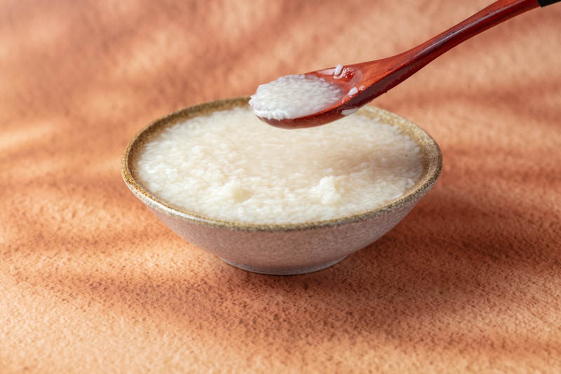 米粥配木勺图片