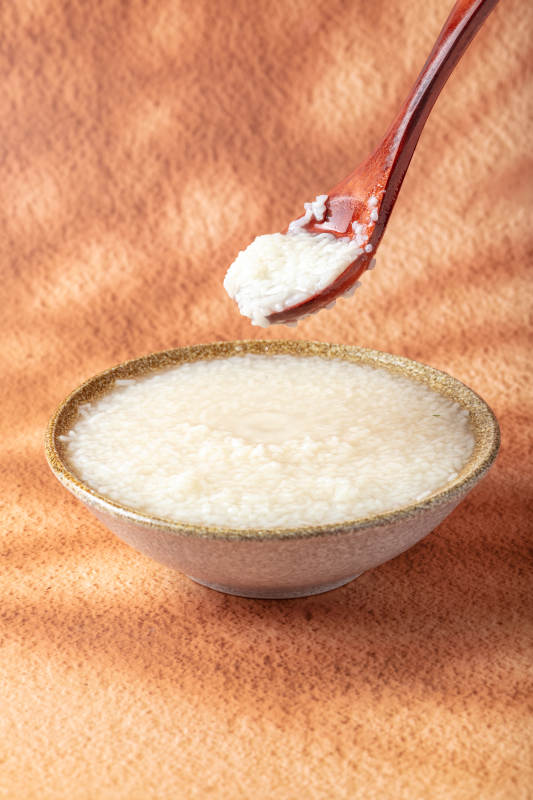 米粥盛碗 勺舀香浓图片