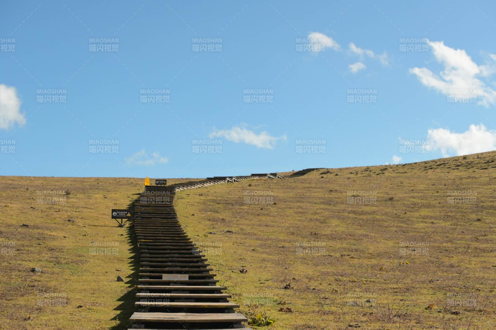耗牛坪的阶梯通向远方山丘图片
