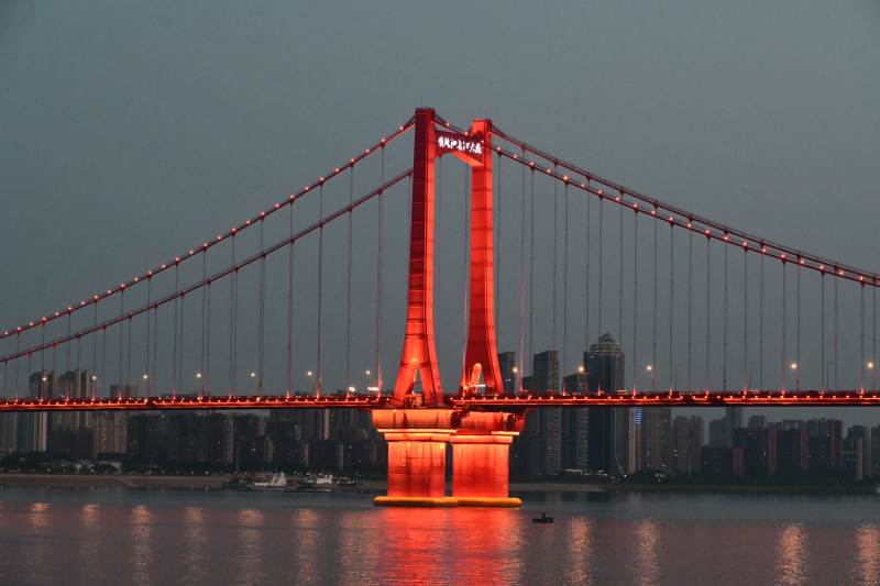 夜幕下的武汉鹦鹉洲长江大桥图片