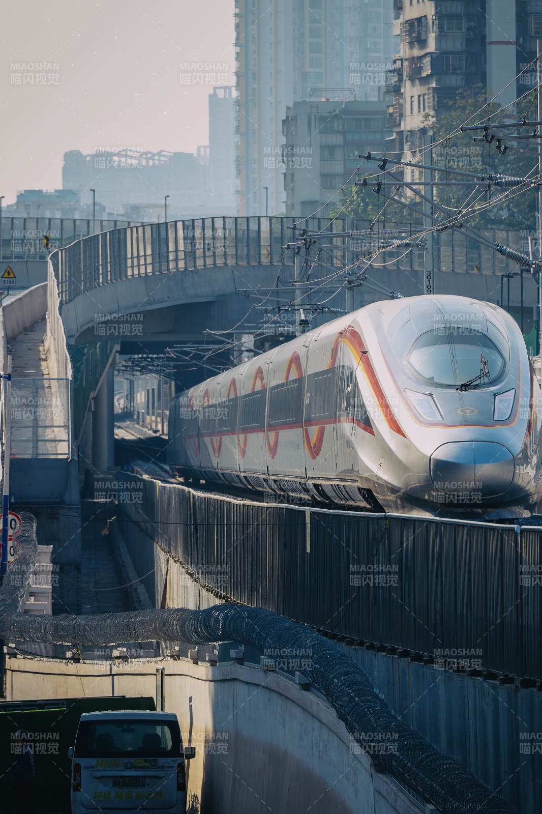 高速列车穿城而过图片