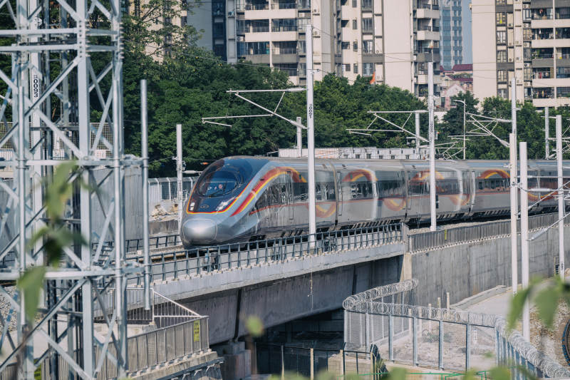 城市轻轨穿行图片