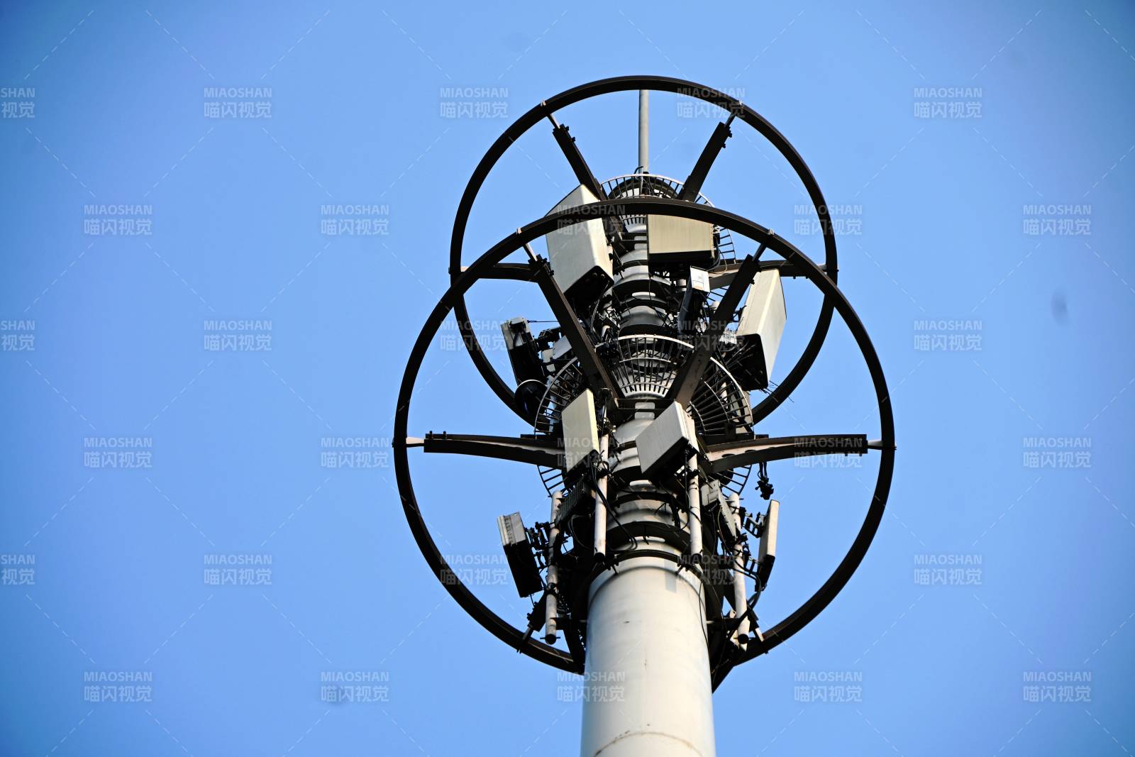 中国移动信号塔仰视图图片