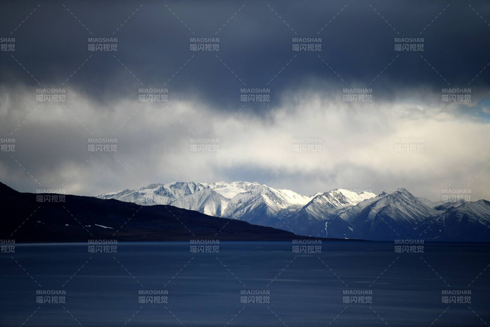 西藏 雪山湖景云影图片