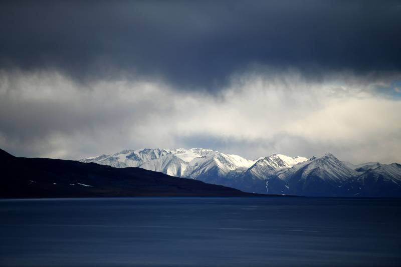 西藏 雪山湖景云影图片