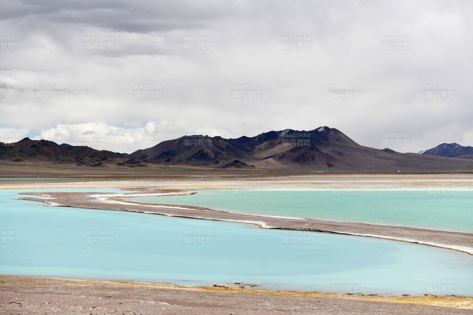西藏 碧湖映山 天际无垠图片