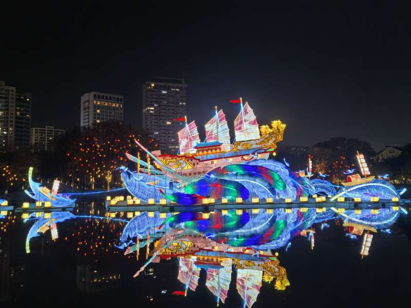 义乌绣湖公园夜灯船影璀璨图片