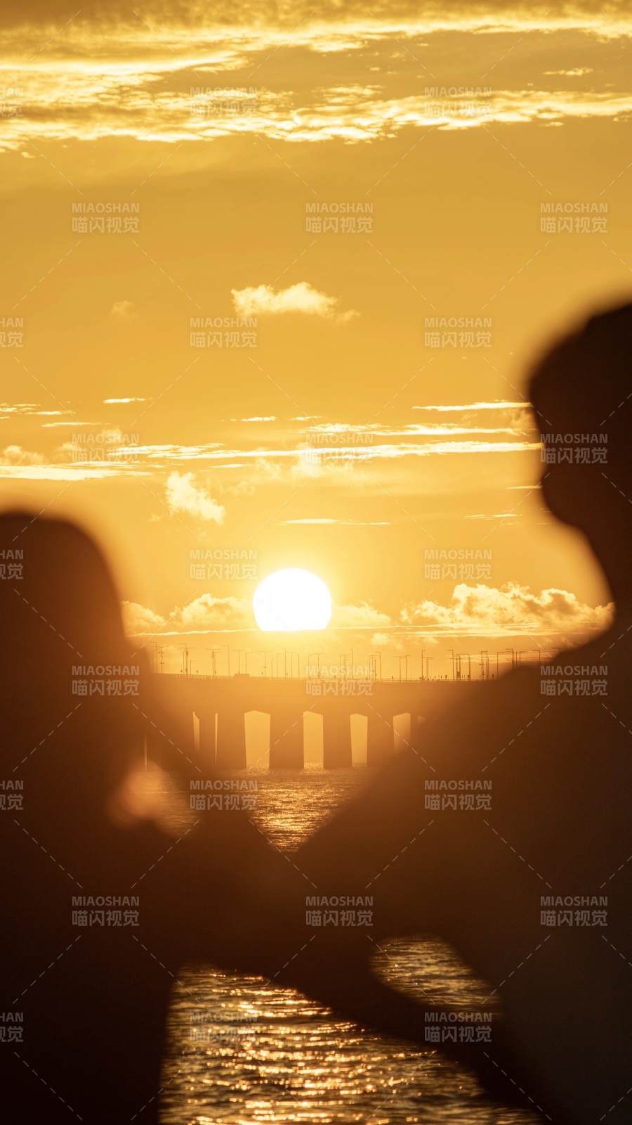 夕阳下的剪影恋人图片