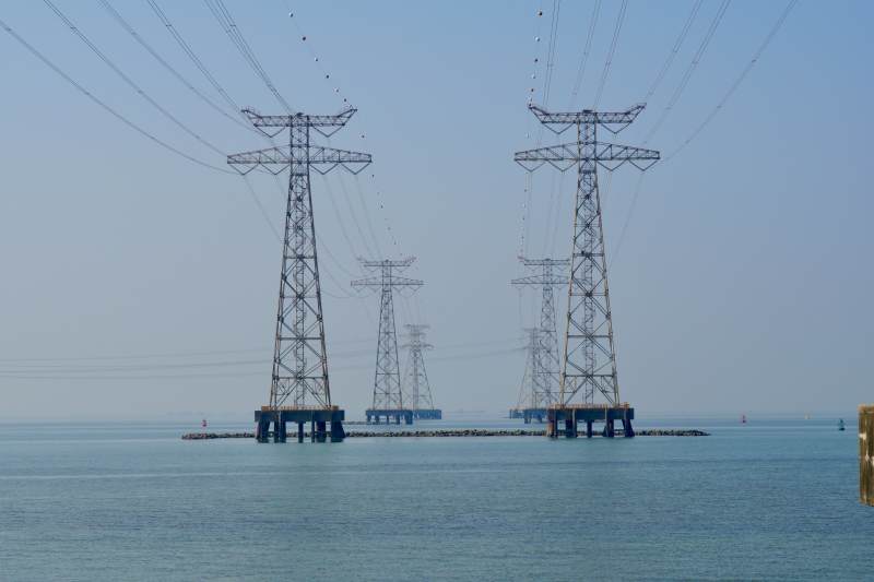海上电塔图片