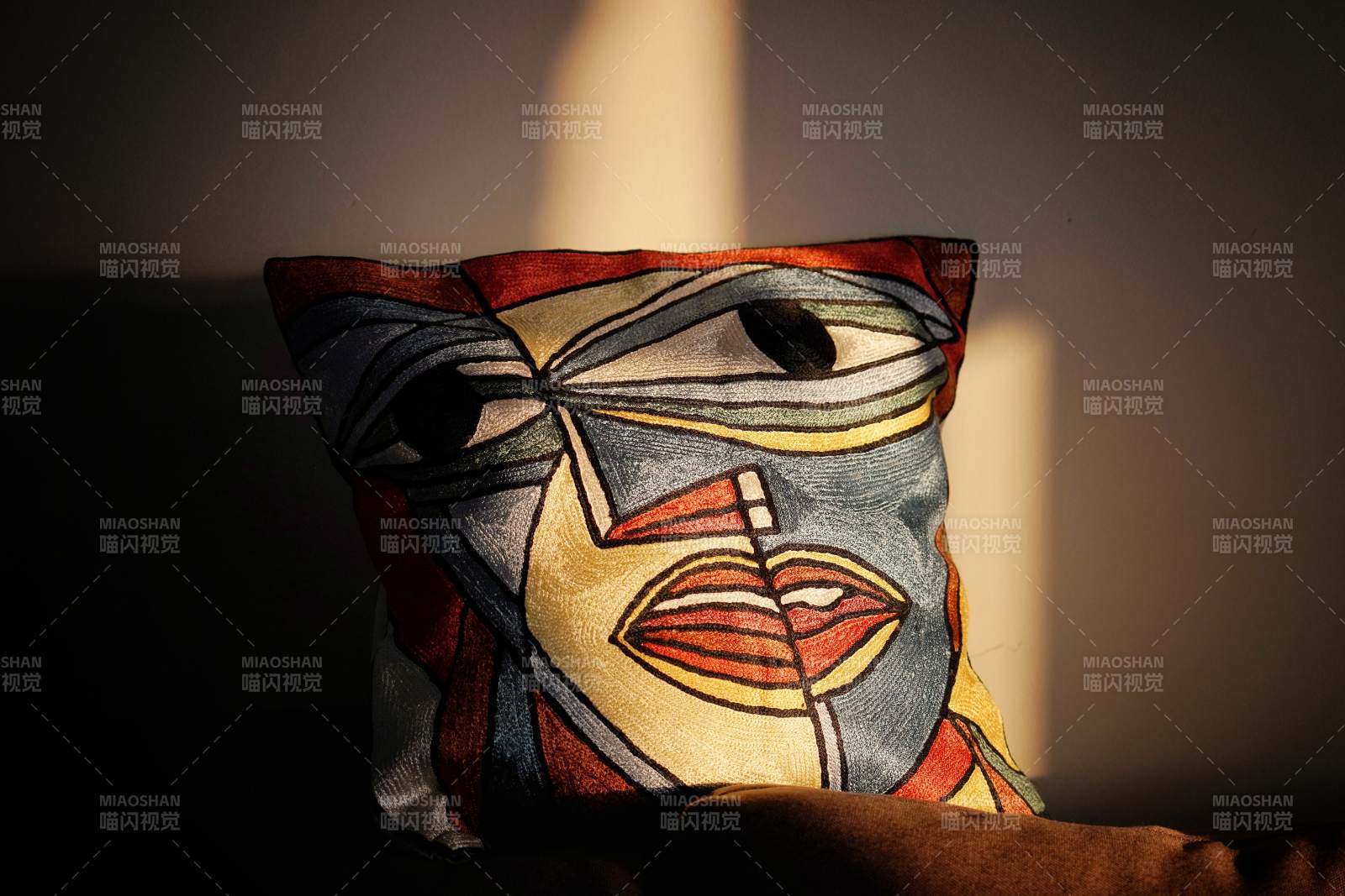 抽象人脸抱枕图片