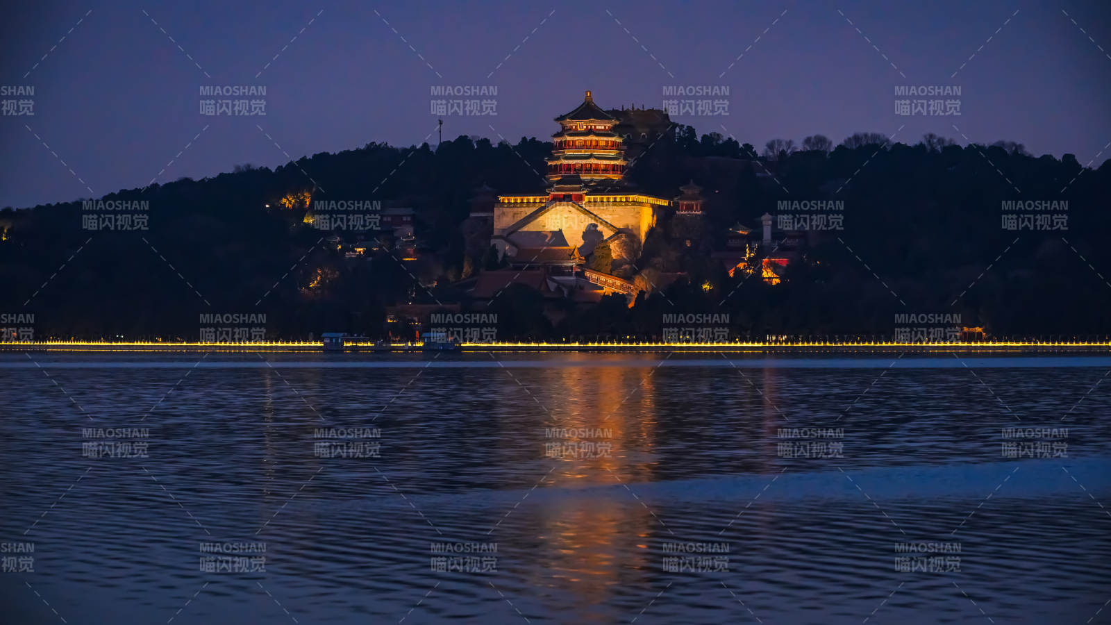 颐和园夜色中的古建筑群图片