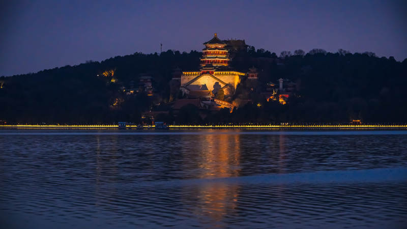颐和园夜色中的古建筑群图片