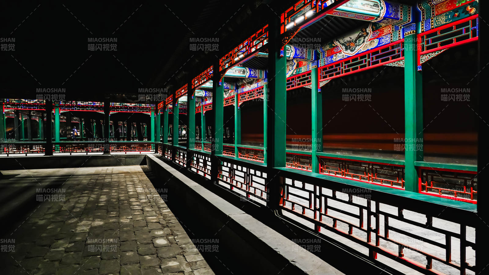 颐和园夜色中的长廊图片