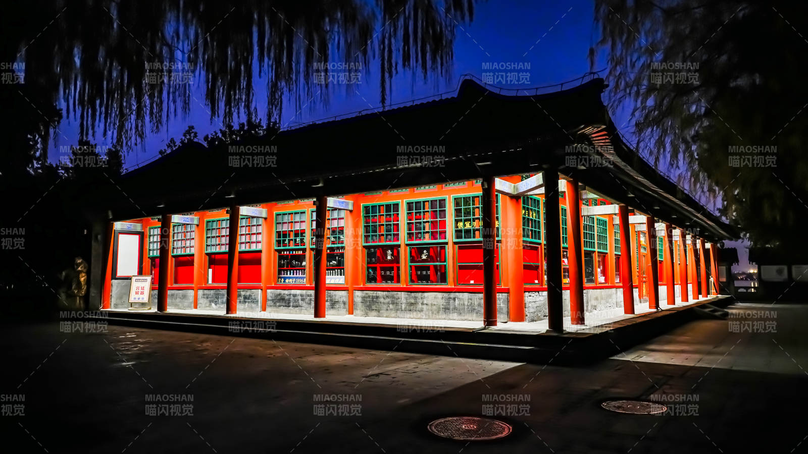 颐和园夜色中的红色古建筑图片
