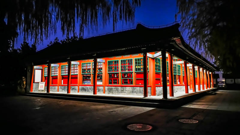颐和园夜色中的红色古建筑图片