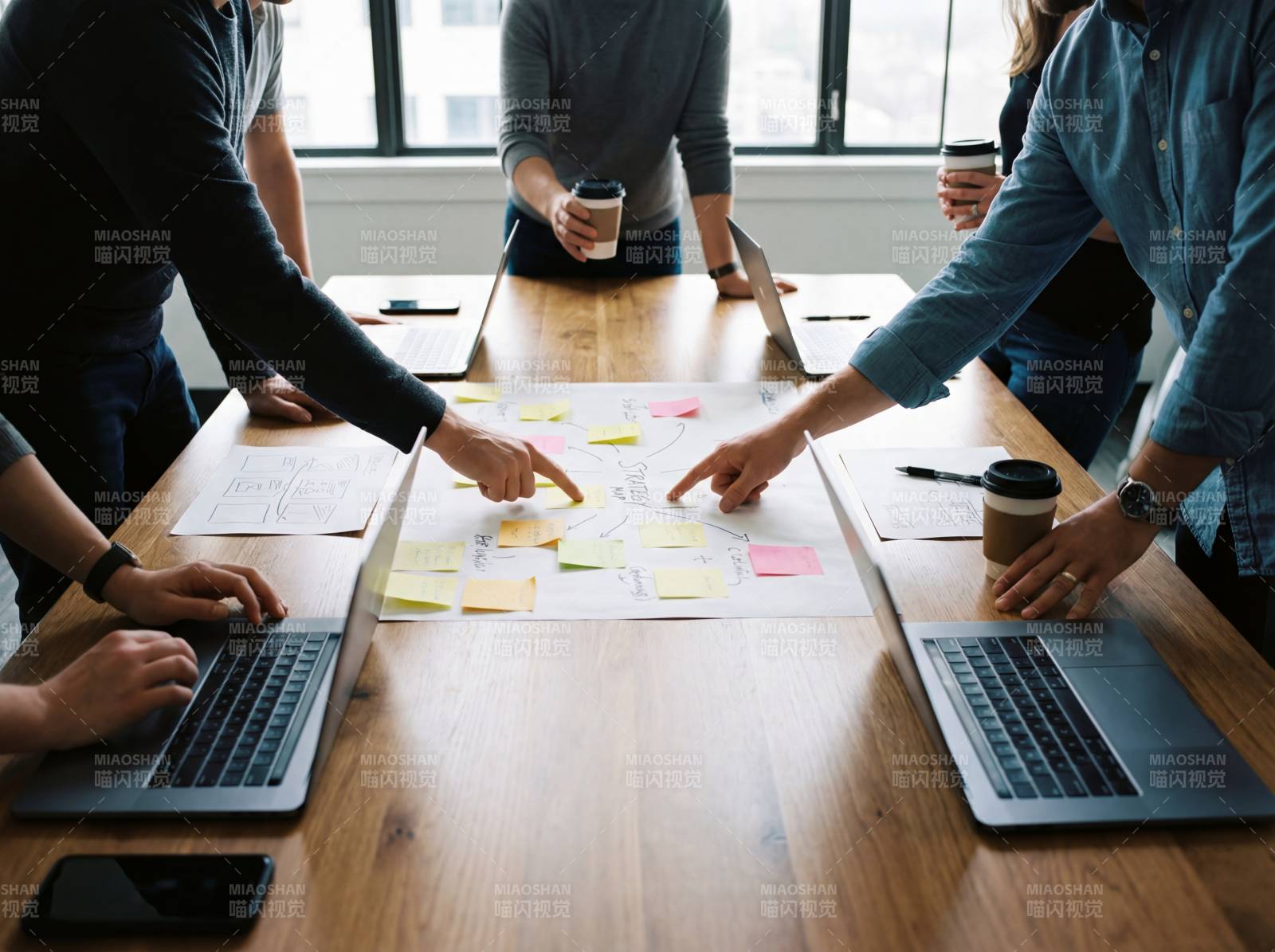 团队协作讨论中图片