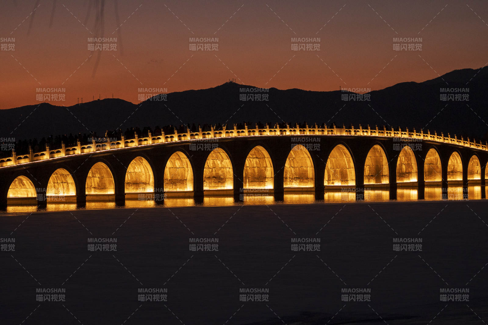 夜色拱桥映水光图片