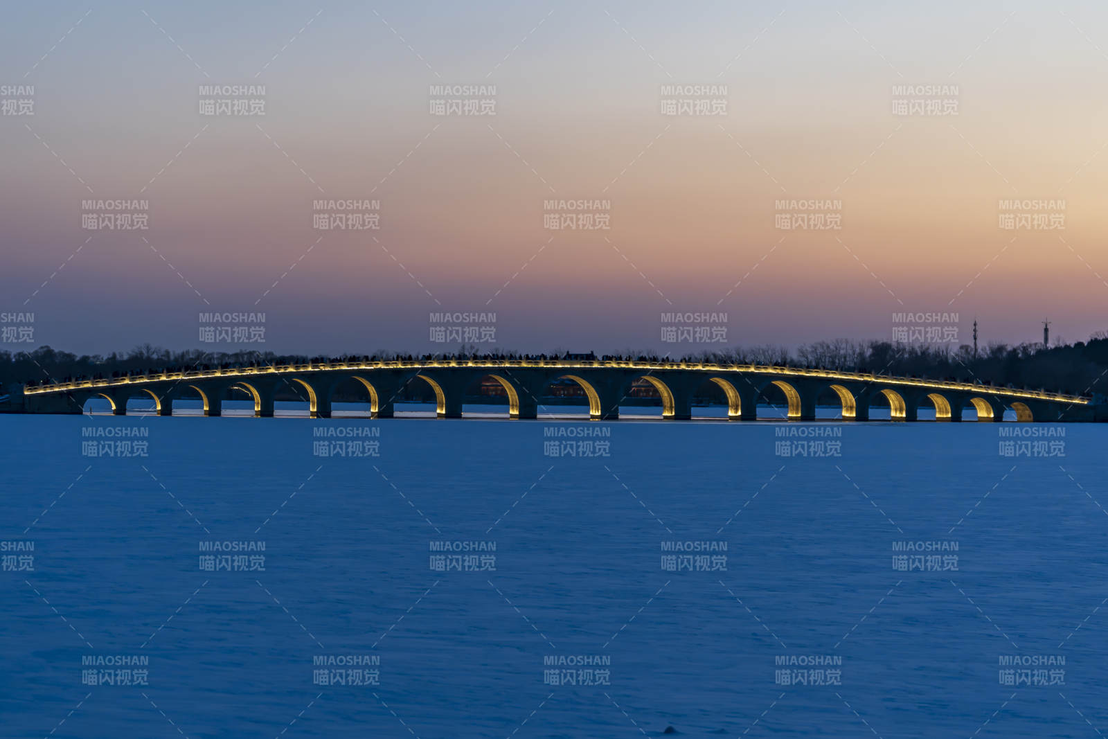 暮色中的长桥图片