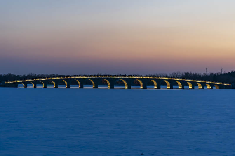 暮色中的长桥图片