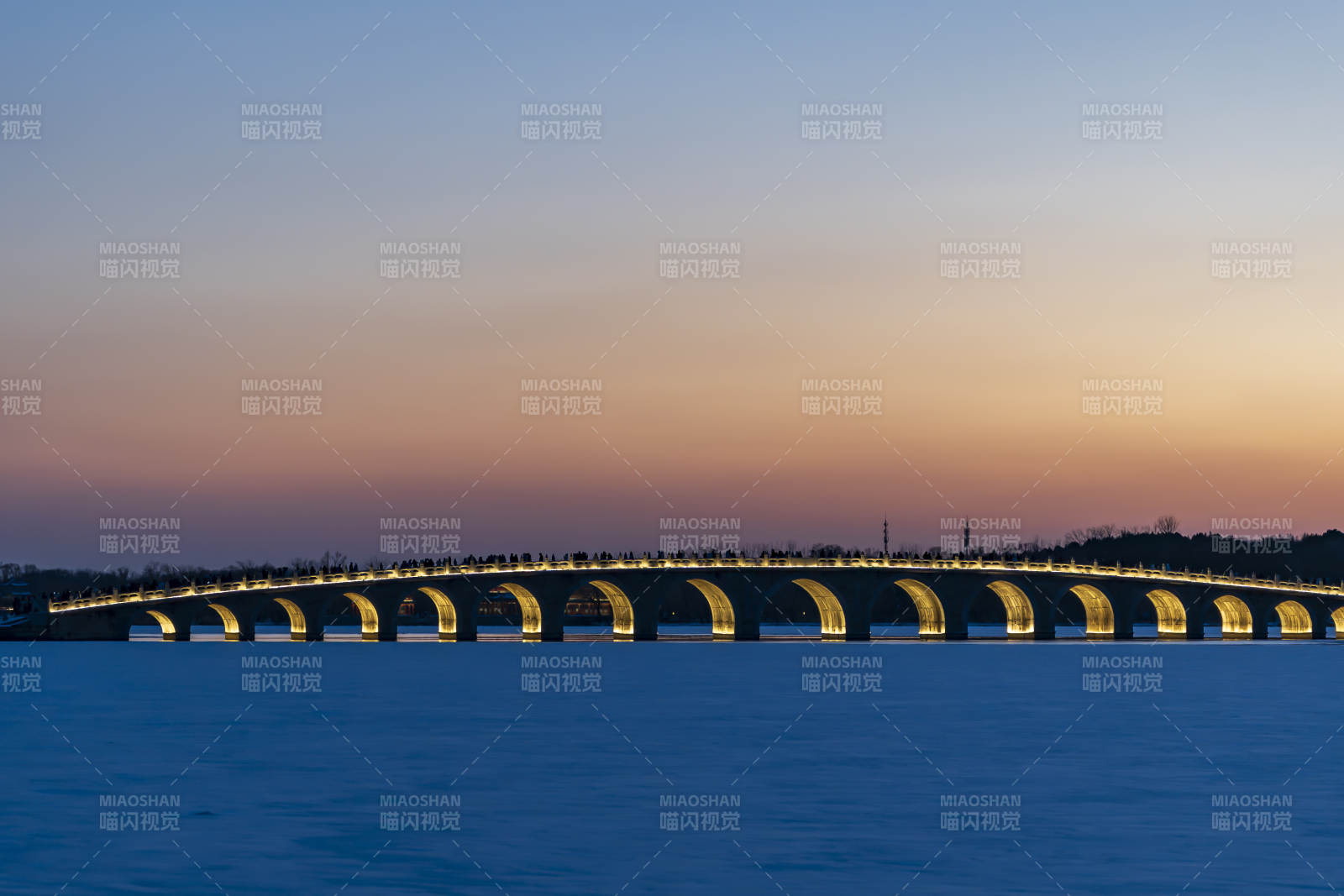 长桥映晚霞图片