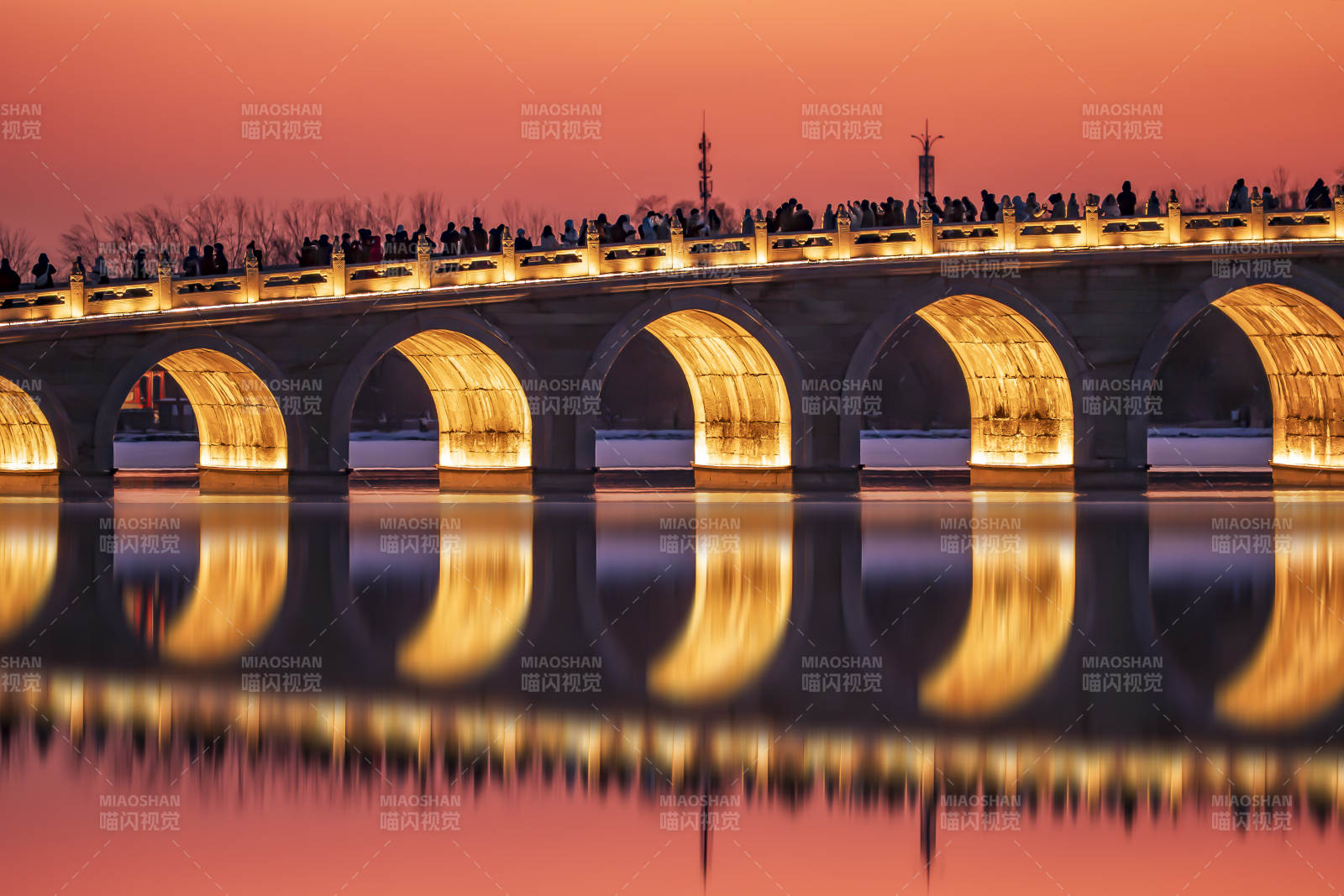 桥影映霞光图片
