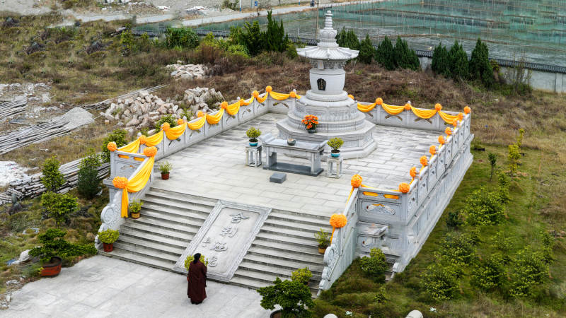 石塔祭坛庄严静谧图片