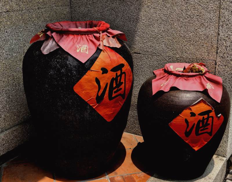 酒坛静置墙边图片