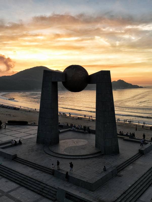 海边日落雕塑图片