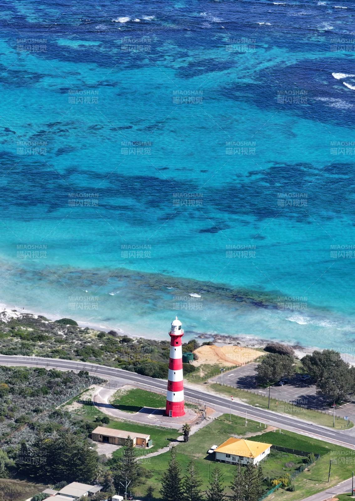 灯塔与碧海蓝天图片