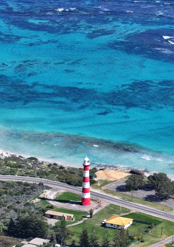 灯塔与碧海蓝天图片