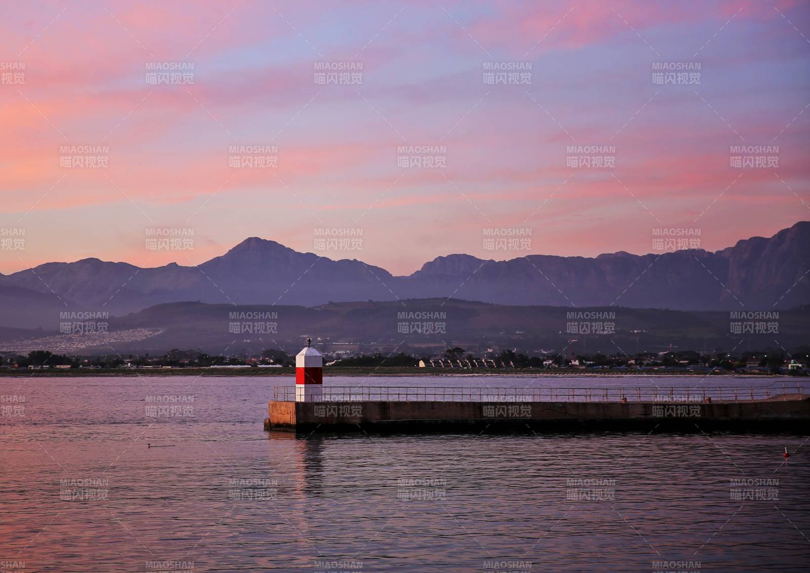 湖畔日落山影图片