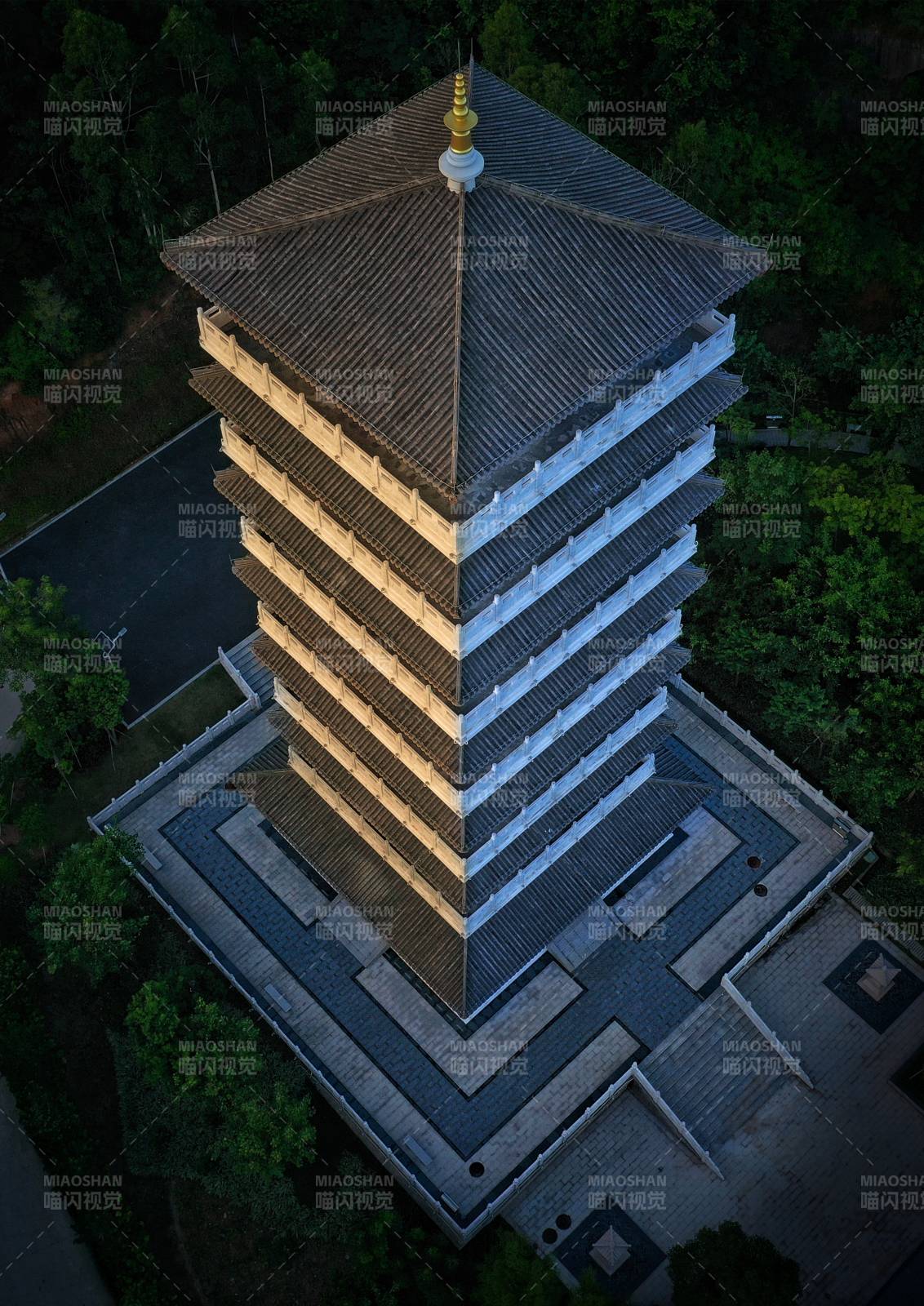 古塔夜景航拍图片