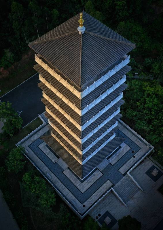 古塔夜景航拍图片