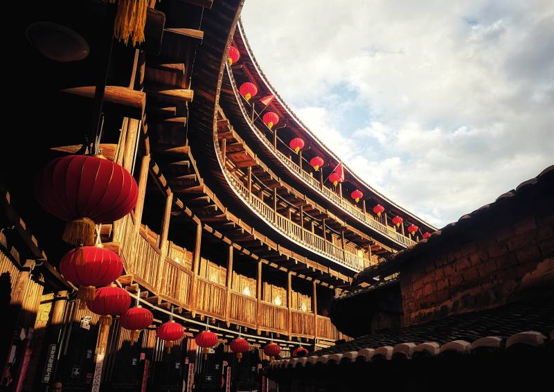 土楼红灯映古韵图片