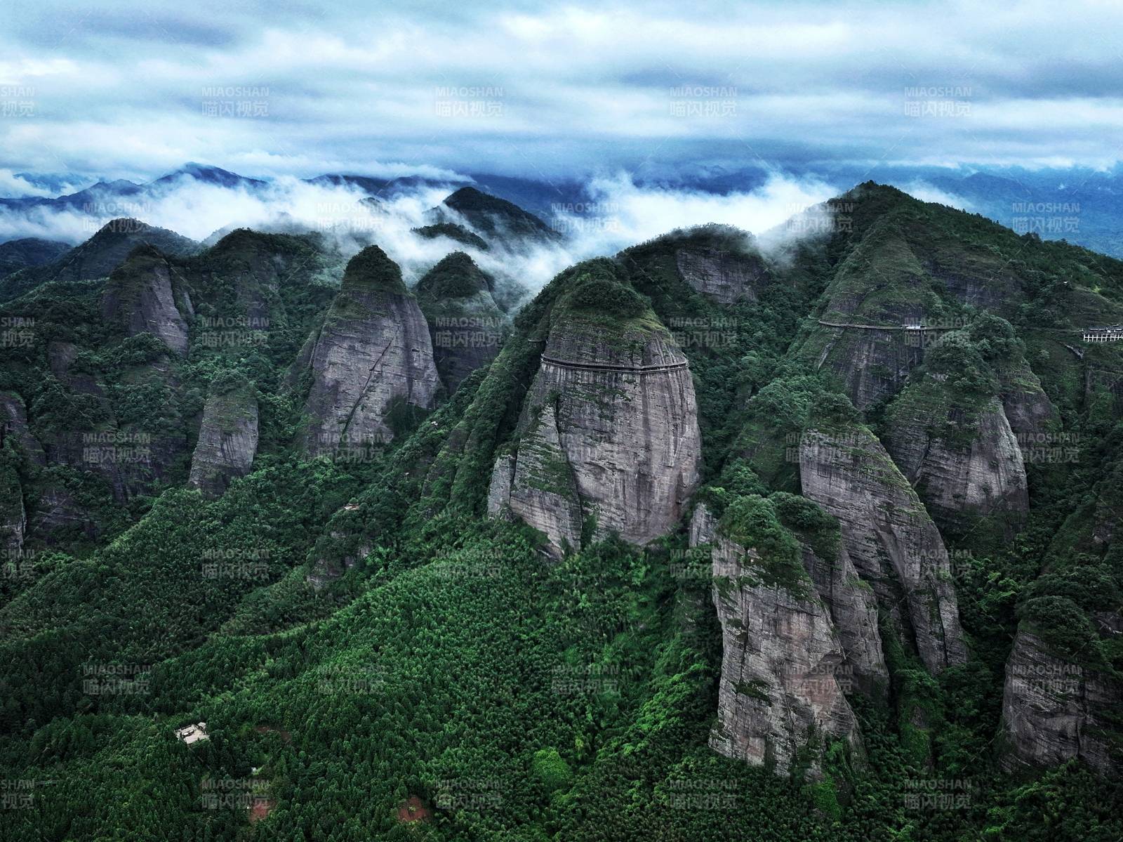 云雾缭绕山峰图片