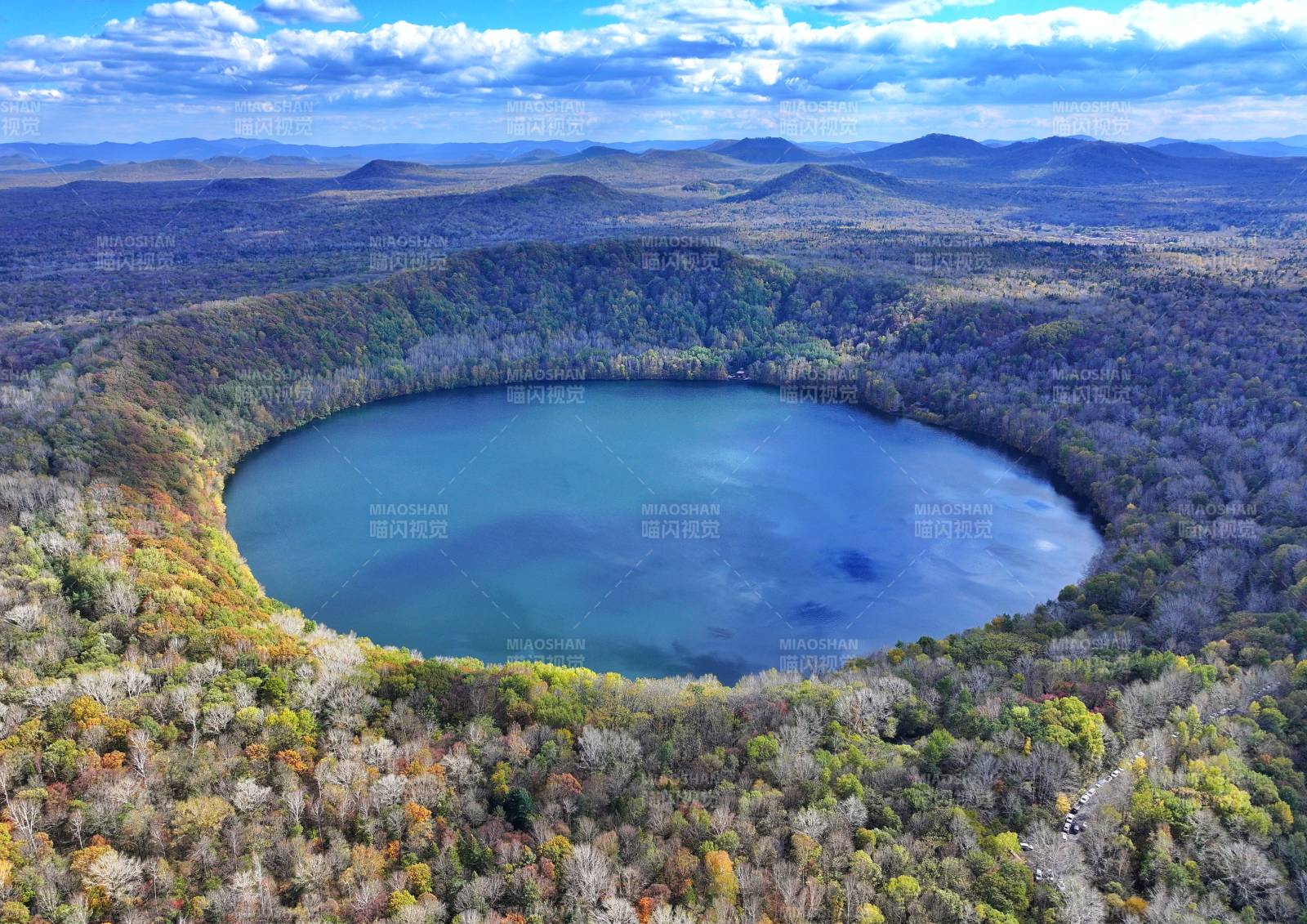 碧湖秋林环绕图片